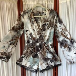 Illa Illa Womens Romper Long Bell Sleeve Deep V Lace Trim Size Medium